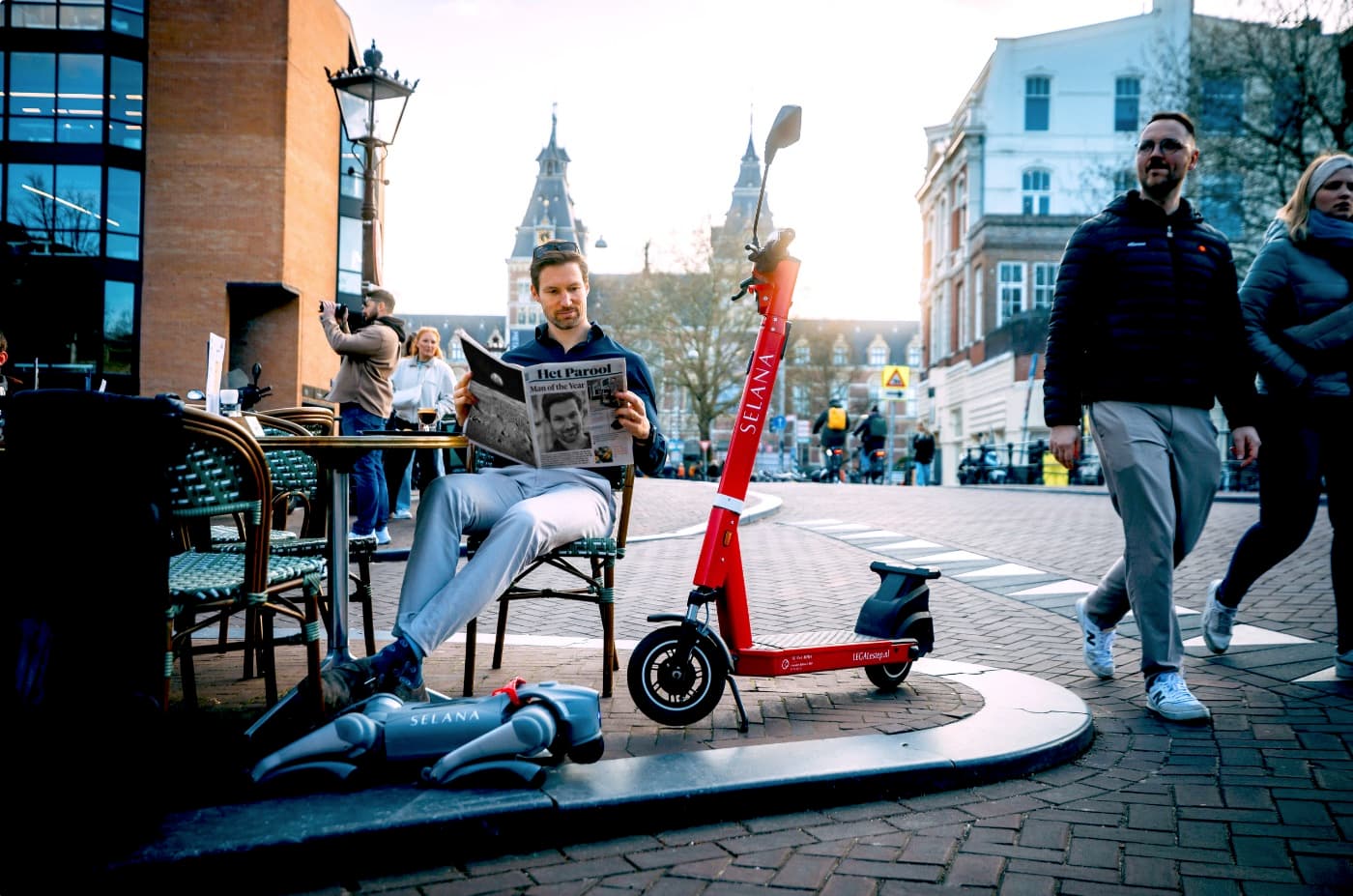 Een goedgekeurde e-step geparkeerd naast een terras op het Museumplein in Amsterdam.