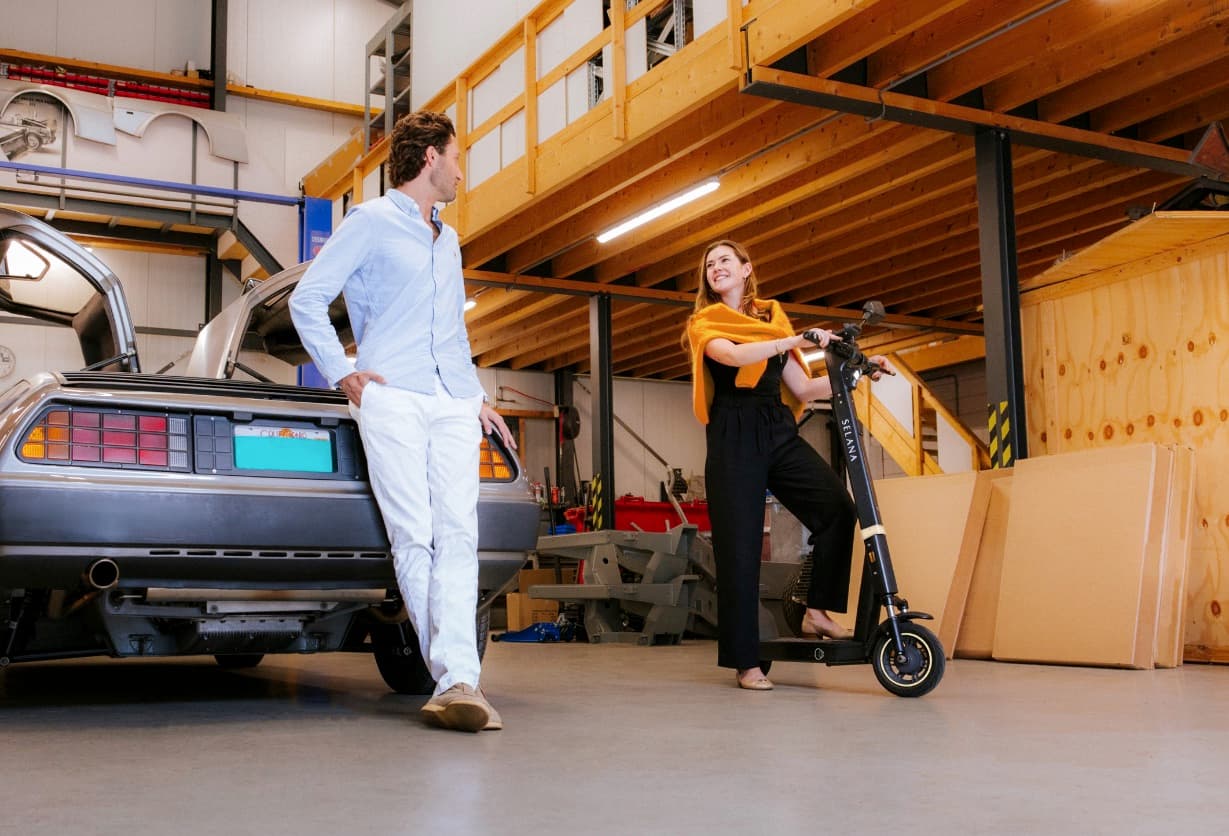 Twee collega's bij een e-step in een werkplaats.